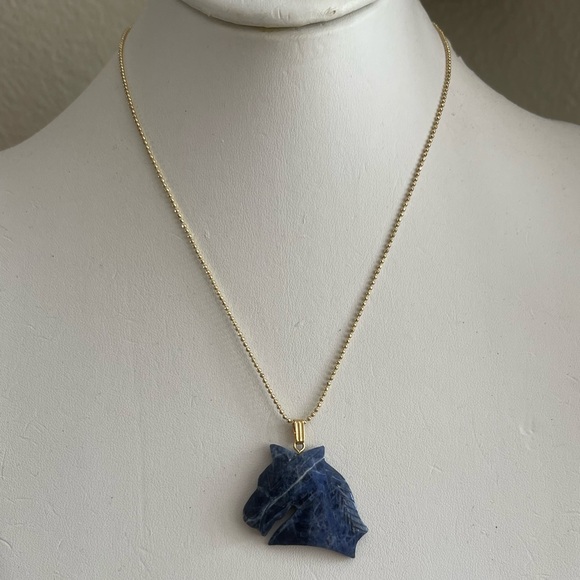 Carved natural sodalite horse pendant & 18K gold plated chain - Picture 4 of 8
